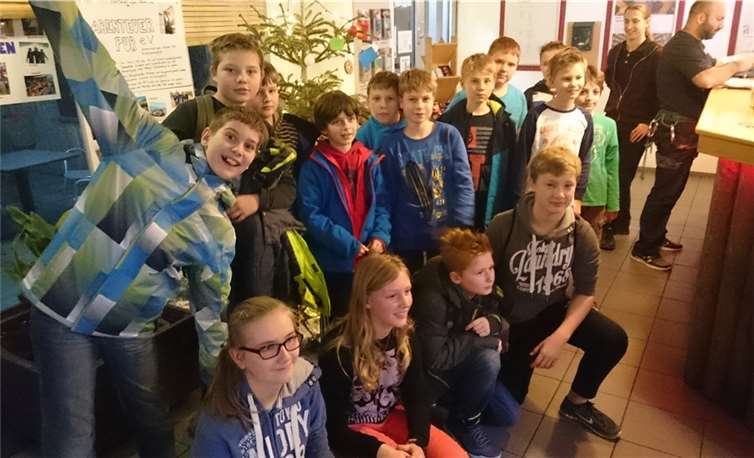 Die fast 20 anwesenden Kinder und Jugendliche durften jede Menge Geschenke auspacken.privat