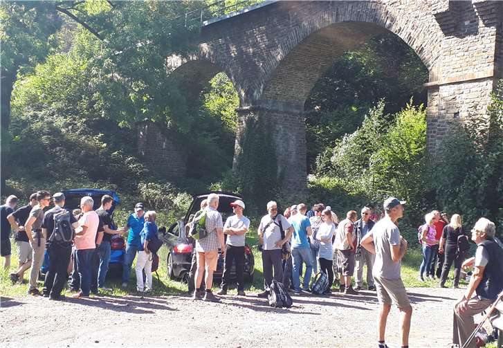 Die fast fünfzig Teilnehmer hatten viel Glück mit dem Wetter:bei spätsommerlichen Temperaturen ging es auf Wanderschaft durch das Brohltal.Fotos: privat