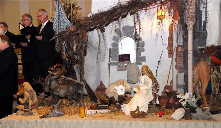 Die fast lebensgroße, detailreiche Krippe in der Kirche, die dem jährlich stattfindenden Konzert seinen Namen gibt.