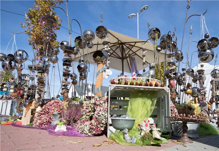 Die faszinierend filigranen Edelstahlwindlichter waren erstmals beim Erntedankmarkt dabei.