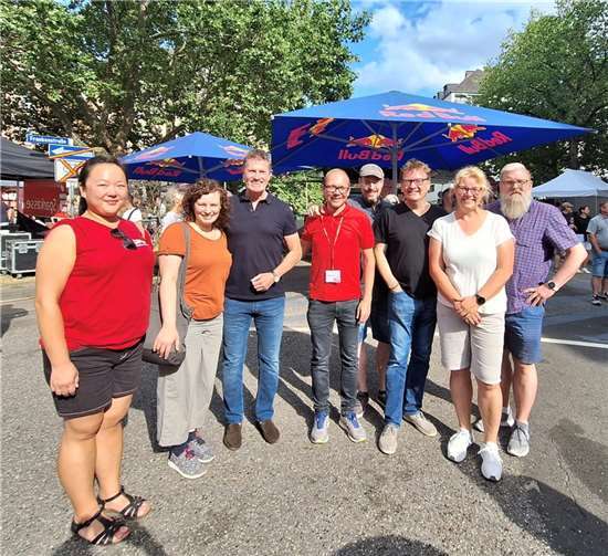Die federführenden Organisatoren Martin Lips (4. v.l.) und Martin Schlüter (5. v.l.) freuen sich gemeinsam mit dem ehemaligen SPDBundestagsabgeordneten Detlev Pilger (3. v.l.) und weiteren Genossinnen, Genossen und Besucherinnen und Besuchern über ein erfolgreiches Vorstädter Bürgerfest. Foto: SPD-Ortsverein Koblenz-Süd / Patrick Conrad