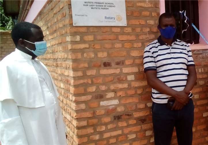 Die feierliche Eröffnung fand durch den Executiv-Sekretär des Sektors Mutete Prudence Mbarushimana (rechts) mit einer Einsegnung durch den Gemeindepriester Father David Nshimiyimana statt.