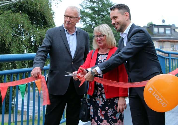 Die feierliche Eröffnung wurde durch das Durchschneiden des roten Bandes besiegelt. (v.li.n.re.) Heinz Pauli, Vorsitzender des Verwaltungsrats der Kirchengemeinde St. Martin, Dorothee Hoffend, Gemeindereferentin und den Oberbürgermeister der Stadt Koblenz, David Langner. Foto: privat