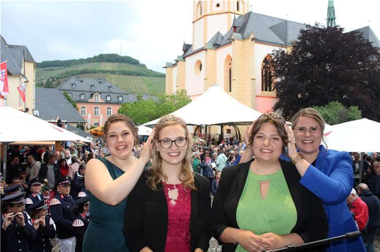 Die feierliche Krönung der Ahrweinkönigin ist fester Bestandteil des Weinmarktes. Foto: DU