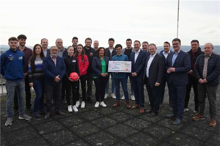 Die feierliche Spendenübergabe..  Foto: privat