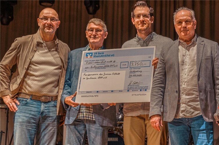 Die feierliche Spendenübergabe. Foto: privat