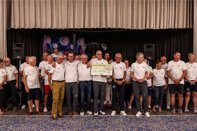 220.000 Euro für die Kinderkrebsforschung durch die VOR-TOUR der Hoffnung Die feierliche Spendenübergabe.Foto: Pierre Johne