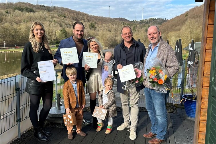 Die feierliche Übergabe der Klassifizierungsurkunden und der entsprechenden Außenschilder fand am Riedener Waldsee statt. Mit dabei waren neben der Familie Apeldorn, Jörg Lempertz, Bürgermeister VG Mendig, Andreas Doll, Ortsbürgermeister Rieden, sowie DTV-Prüferin Julia Lichter, die die Auszeichnungen offiziell überreichte.