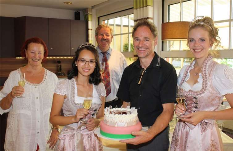 Die feierliche Übergabe der Majestätentorte ist mittlerweile ein fester Brauch, bei dem auch Bürgermeister und Beigeordnete gerne zugegen sind. TE