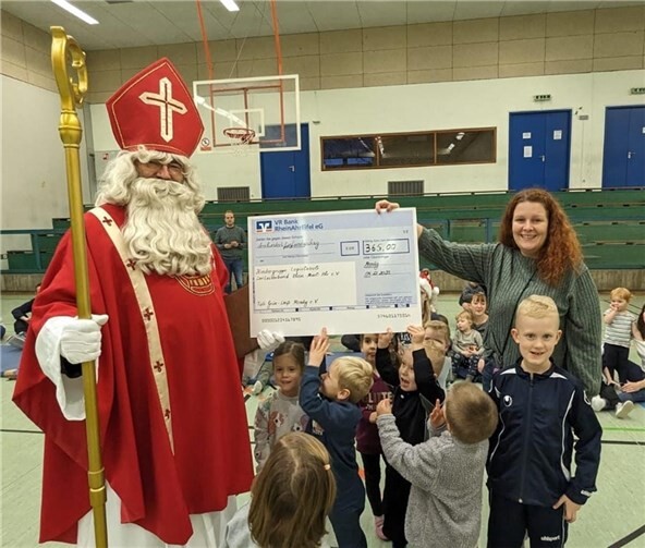 Die feierliche Übergabe des Schecks an den Nikolaus.  Foto: privat