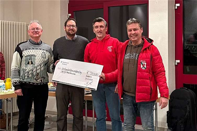 Die feierliche Übergabe des Spendenschecks fand im Rahmen des Neuendorfer Adventsglühens statt, wo die Rheinfreunde den Spendenscheck an Pfarrer Oliver Seis überreichten. Foto: KG Rheinfreunde 1845 e.V.