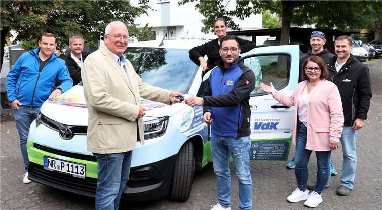 Die feierliche Übergabe des neuen Fahrzeugs für die Lebenshilfe Neuwied.  Foto: privat
