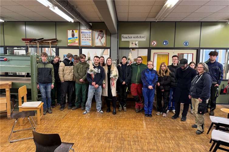Unterstützung für das Jugendhilfezentrum Bernardshof Die feierliche Übergabe in der Schreinerei des Bernardshofs. Fotos: privat