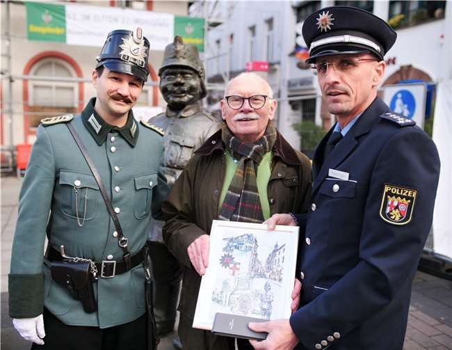 Die feierliche Übergabe wurde begleitet von Jürgen Fachinger, Leiter der Pressestelle des Polizeipräsidiums.  Foto: privat