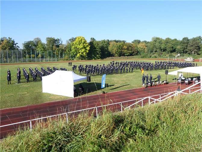 Die feierliche Vereidigung von 318 neuen Polizeimeisteranwärterinnen und Polizeimeisteranwärtern sowie Polizeikommissaranwärterinnen und Polizeikommissaranwärtern fand im Bundespolizeiaus- und -fortbildungszentrum Swisttal (BPOLAFZ SWT) statt.