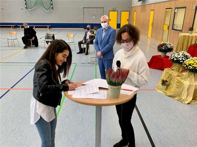 Die feierliche Vertragsunterzeichnung.Fotos: privat