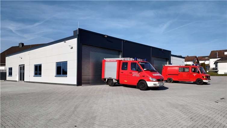 Die fertige neue Fassade der Feuerwehr mit zwei Toren.Foto: Christian Fein