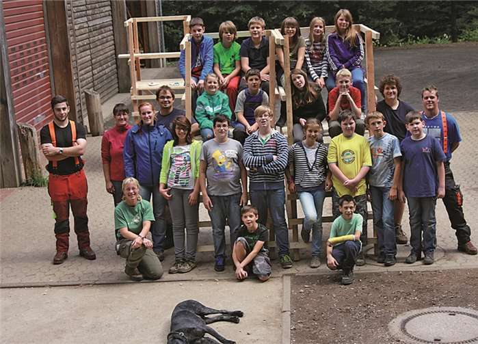 Die fertigen Hochsitze mit Försterin Bärbel Hohl und den angehenden Forstwirten. privat