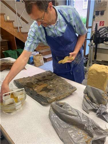 Die fertigen Kreuze sind geprägt mit Flutholz und Schiefer aus dem Ahrtal. Foto: privat