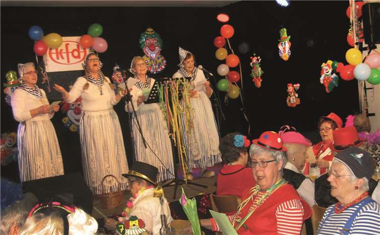 Die feschen Holländerinnen (Leitungsteam) brauchten das närrische Publikum nicht lange zum Mitsingen zu überreden.FRE