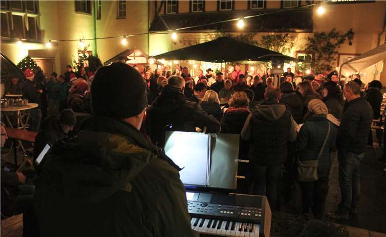 Die festlich beleuchtete Dattenberger Burg bot den passenden stimmungsvollen Rahmen für das erste Winterfest der Dattenberger Junggesellen. privat