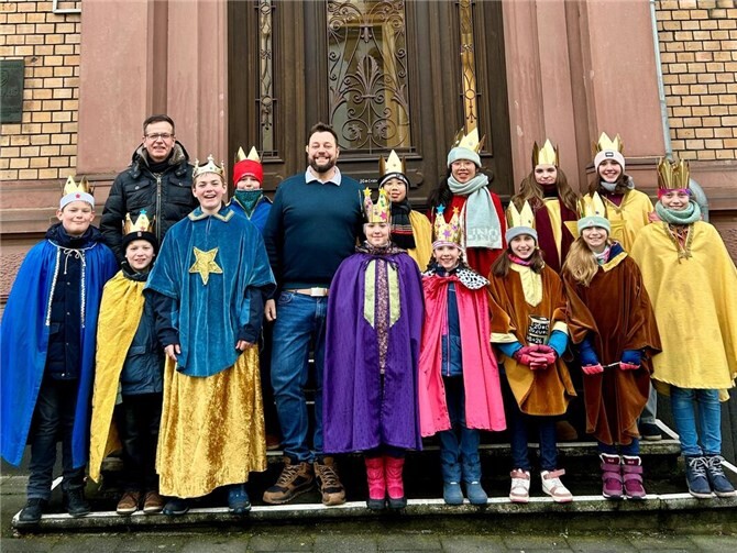 Die festlich gekleideten Kinder brachten den traditionellen Segen. Foto: Eva Dreiser / Stadtverwaltung Lahnstein
