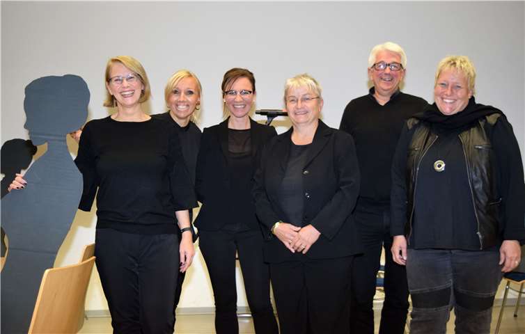 Die fiktiven Kreistagsmitglieder (v. li. n. re.): Birgit Bayer (Protokollantin), Sabine Parker (Frau Muster von der Gut-Fraktion), Daniela Kiefer (Landrätin), Doris Eyl-Müller (Frau Visio von der Wichtig-Fraktion), Bruno Höller (Herr Mann von der Besser-Fraktion) und Silke Läufer-Herrmann (unzufriedene Bürgerin mit Fragen an die Landrätin)