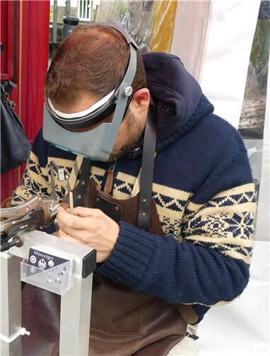 Die filigrane Arbeit des Künstlers mit einem Münzsäger bedurfte einer besonderen Geschicklichkeit.