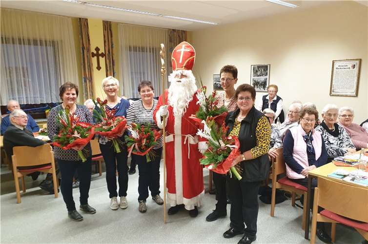 Die fleißigen Betreuerinnen erhielten sehr schöne Blumensträuße als Dankeschön.Fotos: privat