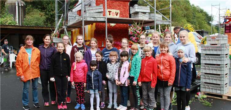 Die fleißigen Blumenstecker des TV Bad Ems. Monika Fuchs