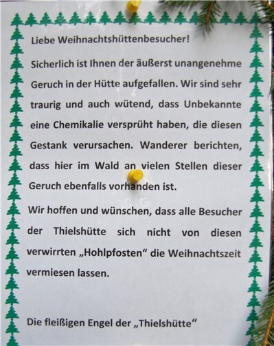 Die fleißigen Engel bringen mit einem Plakatan Thiels Hütte ihren Unmut zum Ausdruck.