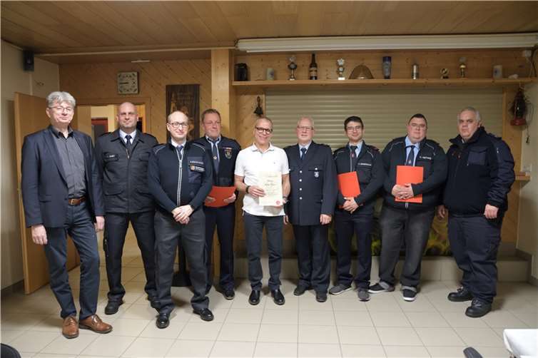 Die fleißigen Feuerwehrmänner mit ihren Ehrungen und Auszeichnungen.  Foto: Jan-Marc Drewing