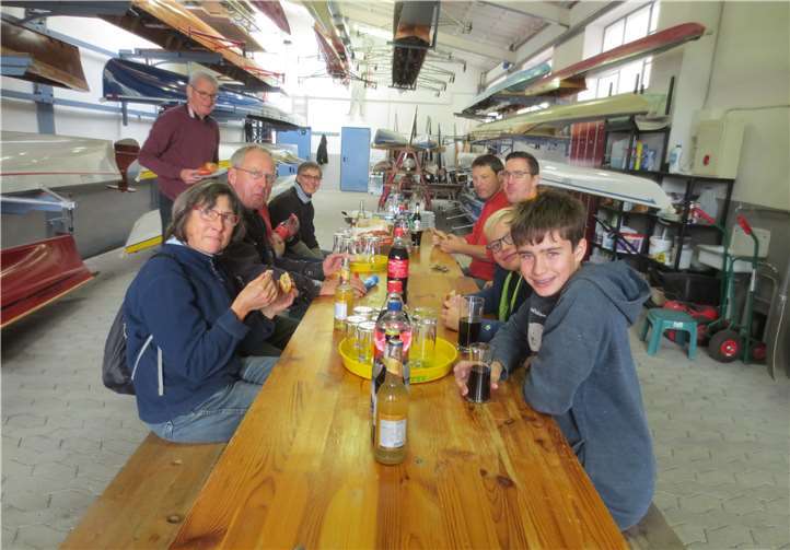 Die fleißigen GTRVN-Helfer bei der wohl verdienten Mittagspause. privat