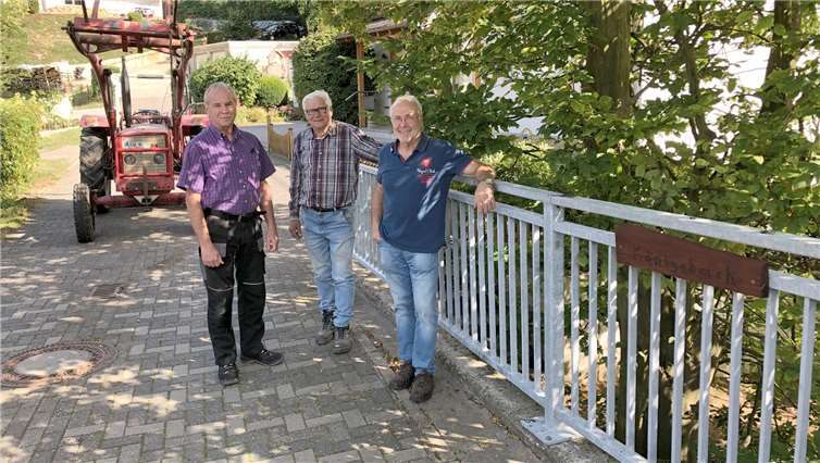 Die fleißigen Handwerker Erich Kleefuß, Hans Josef Zipp und Günter Schuld vor ihrem Werk - dem Geländer der Brücke über den Königsbach.Foto: privat