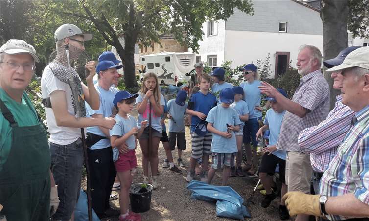 Die fleißigen Helfer am Weiher. privat