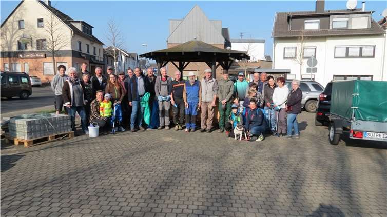 Die fleißigen Helfer befreiten Oberdrees von Müll und Unrat.  Foto: privat