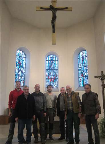 Die fleißigen Helfer beim Aufhängen des Kreuzes. Foto: privat