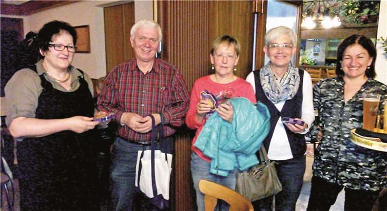 Die fleißigen Helfer beim Döbbekooche-Essen erhielten von Heinz Stark ein kleines Präsent.privat