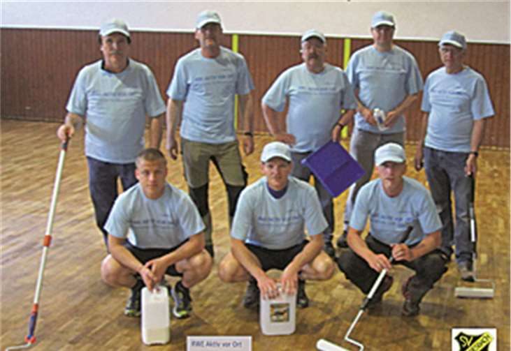 Die fleißigen Helfer brachten den Hallenboden in Ordnung. privat