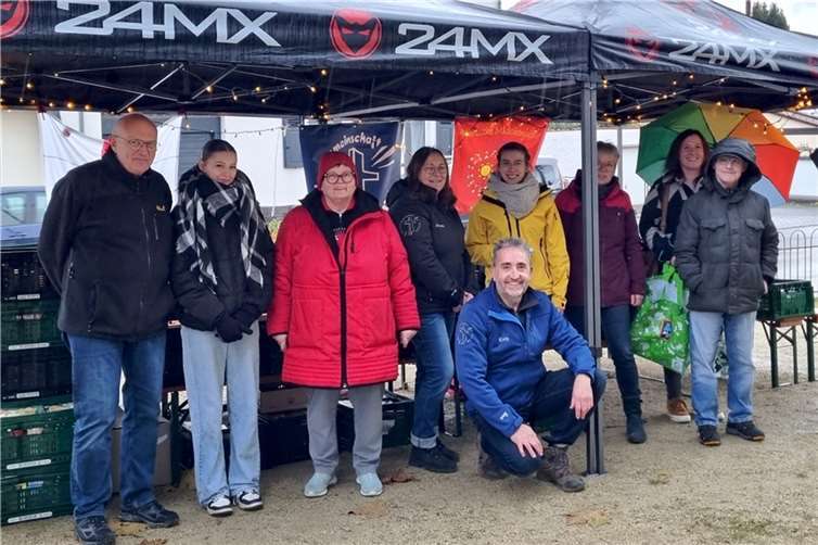 Die fleißigen Helfer der 3 katholischen Jugendgruppen konnten insgesamt 48 randvoll gefüllte Lebensmittelkisten und Geldspenden an die Mayener Tafel übergeben.  Foto: Ursel Kummetz