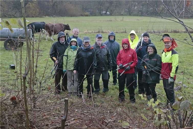 Die fleißigen Helfer der Bürgerliste Selters e.V., die im strömenden Regen etliche Stunden geschuftet haben, immer noch mit einem Lächeln auf den Lippen. Foto: Rita Steindorf