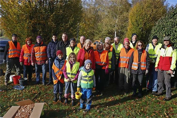 Die fleißigen Helfer der Bürgerliste Selters e.V. zusammen mit sehr jungen Unterstützern, die fleißig mit angepackt haben.  Foto: privat