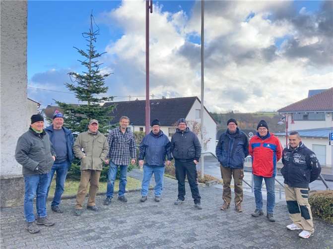 Die fleißigen Helfer der Dorfgemeinschaft nach dem Aufstellen des Weihnachtsbaums. Foto: privat