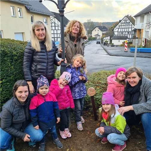 Die fleißigen Helfer des Kindergarten Sessenhausen und ihre Eltern bei der Pflanzaktion. Foto: privat