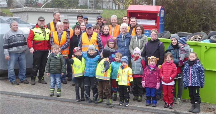 Die fleißigen Helfer füllten einen ganzen Container mit Müll. Foto: privat