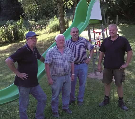Die fleißigen Helfer haben durch ihren Arbeitseinsatz den Spielplatz an der Iserstraße verschönert.  privat