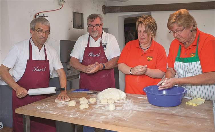Die fleißigen Helfer im Backes. WT