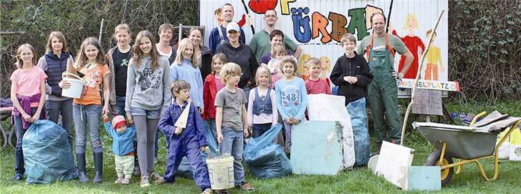 Die fleißigen Helfer konnten mit ihrer Arbeit zufrieden sein: Jetzt laden Platz und Umfeld wieder zum Spielen ein. privat