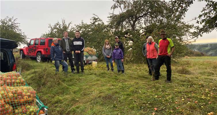 Die fleißigen Helfer präsentierten ihr Super-Sammelergebnis. Foto: Paul Delfs
