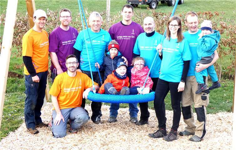 Die fleißigen Helfer und Julia Locker (3. v. r.) sind stolz auf die neuen Spielgeräte. Foto: innogy